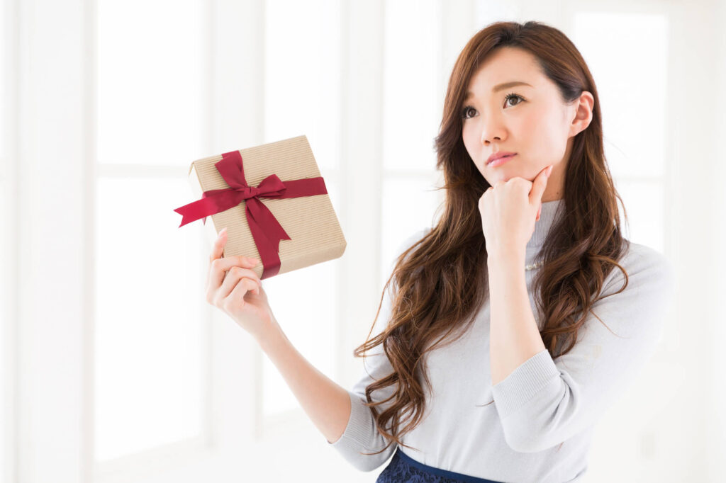 ギフトで悩む女性