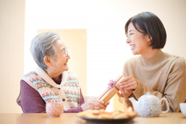 敬老の日で喜ばれるギフトとは？選び方からおすすめギフトも紹介