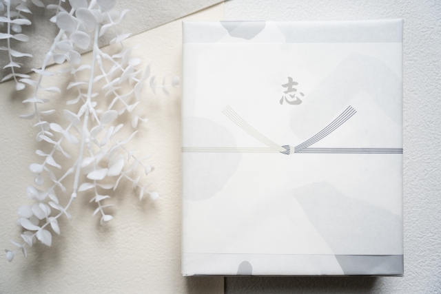 香典返しはいつ渡せばよい？渡していけないものや相場も解説