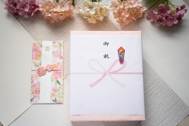 大切な友人に贈る結婚祝いギフト|相場やおすすめ商品を紹介